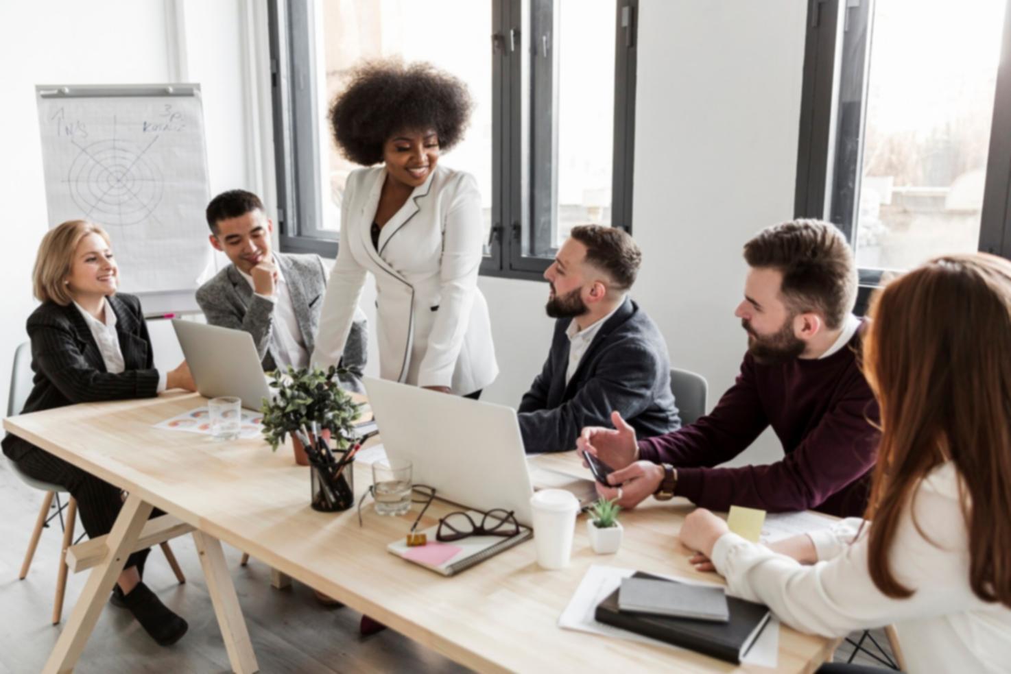Moderne Büroumgebung mit Finanzanalysten bei der Arbeit
